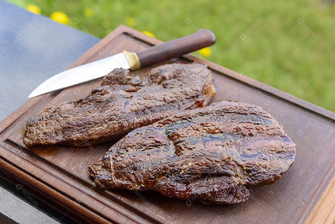 Churrasco brasileiro. Carnes assadas em uma tábua de madeira.