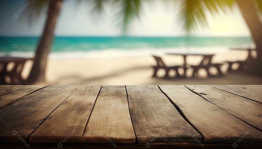 Plataforma de madeira na praia
