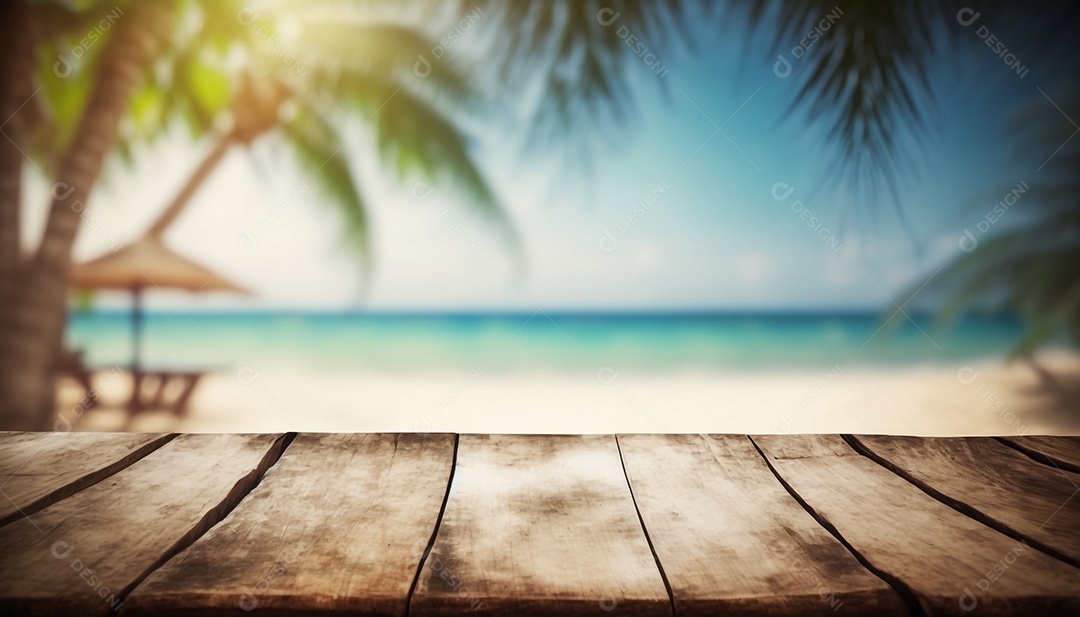 Plataforma de madeira na praia