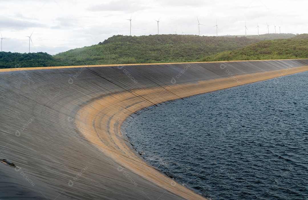 Reservatórios de água revestidos com plástico HDPE e paisagem do parque eólico