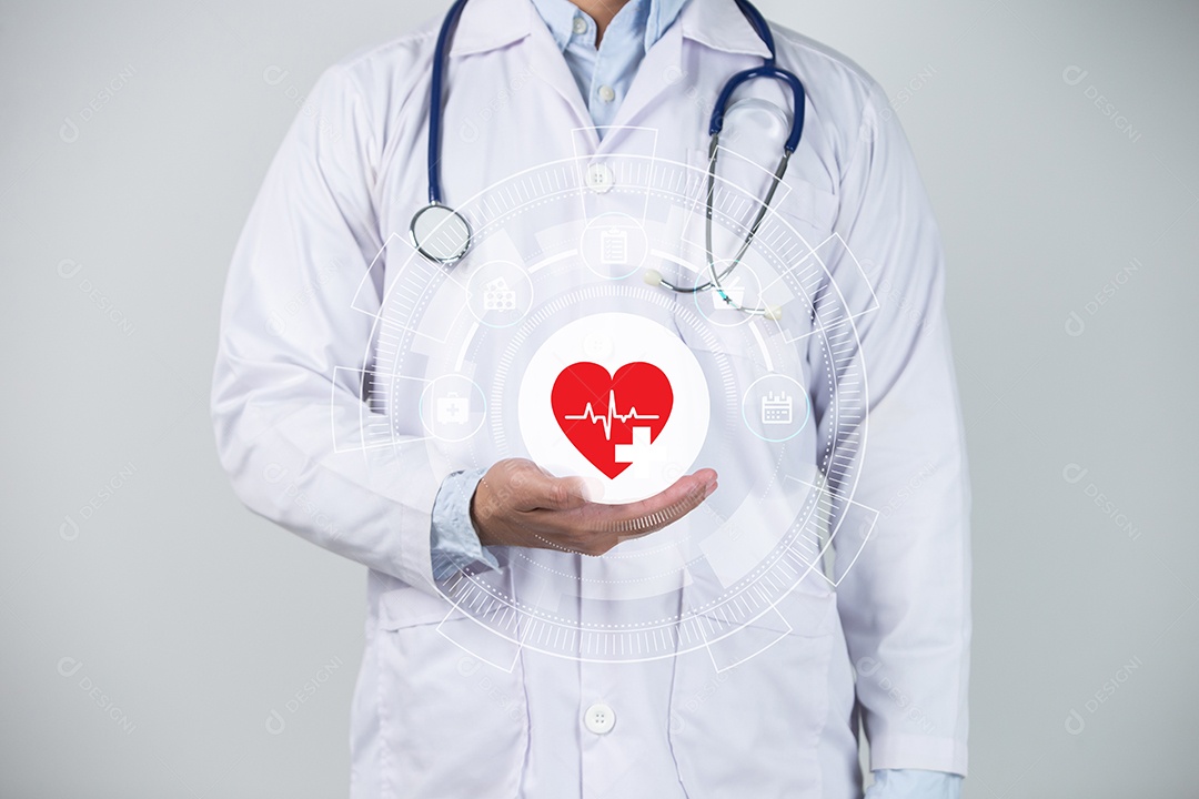 Médico segurando o coração