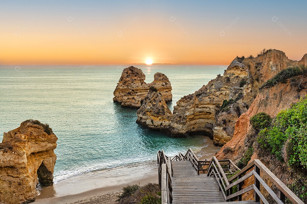 Bela vista da Praia do Camilo (Praia do Camilo) com água do mar turquesa em Lagos, A