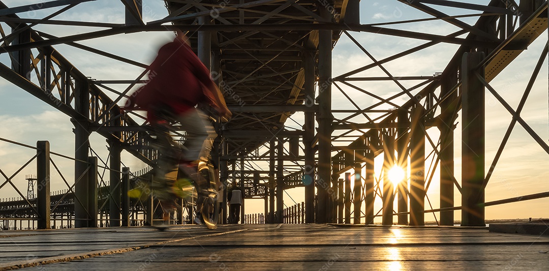 Padrão abstrato de estrutura metálica ao pôr do sol - Fundo de textura industrial - Homem de bicicleta desfocado