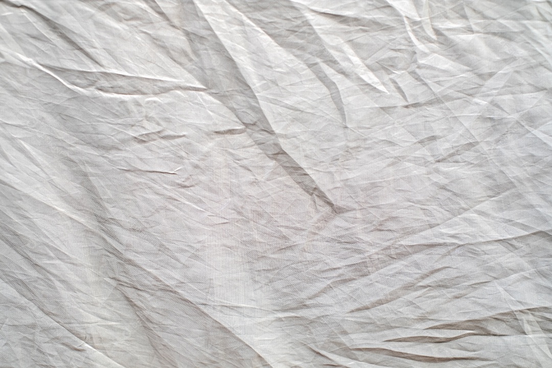 Textura gradiente de linho branco estilo de curva turva de tecido de luxo abstrato, roupa de cama enrugada e sombras cinza escuras, plano de fundo