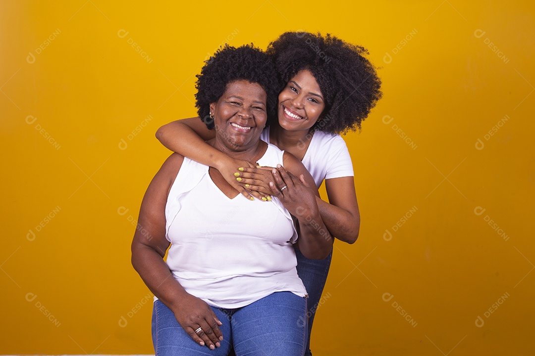 Lindas mulheres jovens sobre fundo isolado