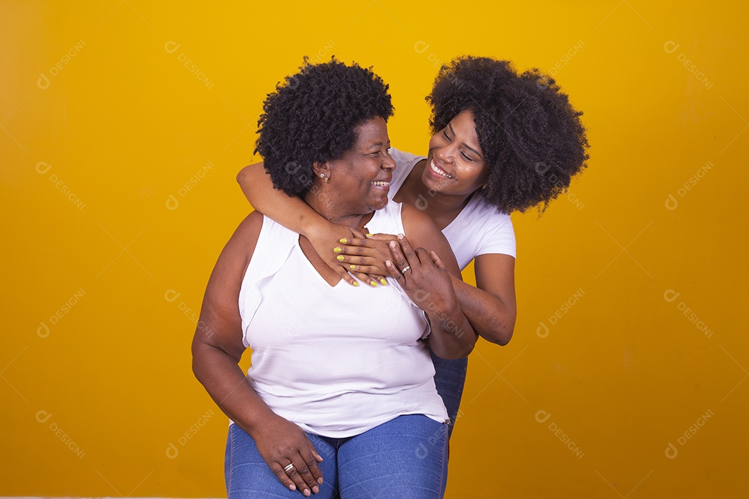 Lindas mulheres jovens sobre fundo isolado