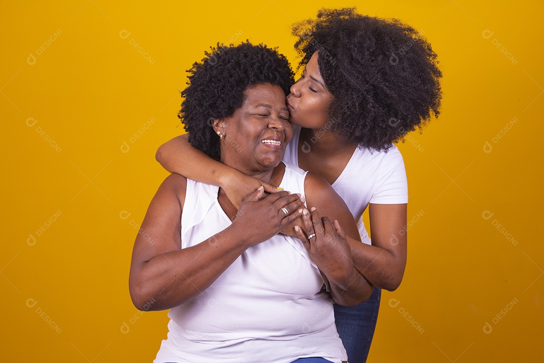 Lindas mulheres jovens sobre fundo isolado