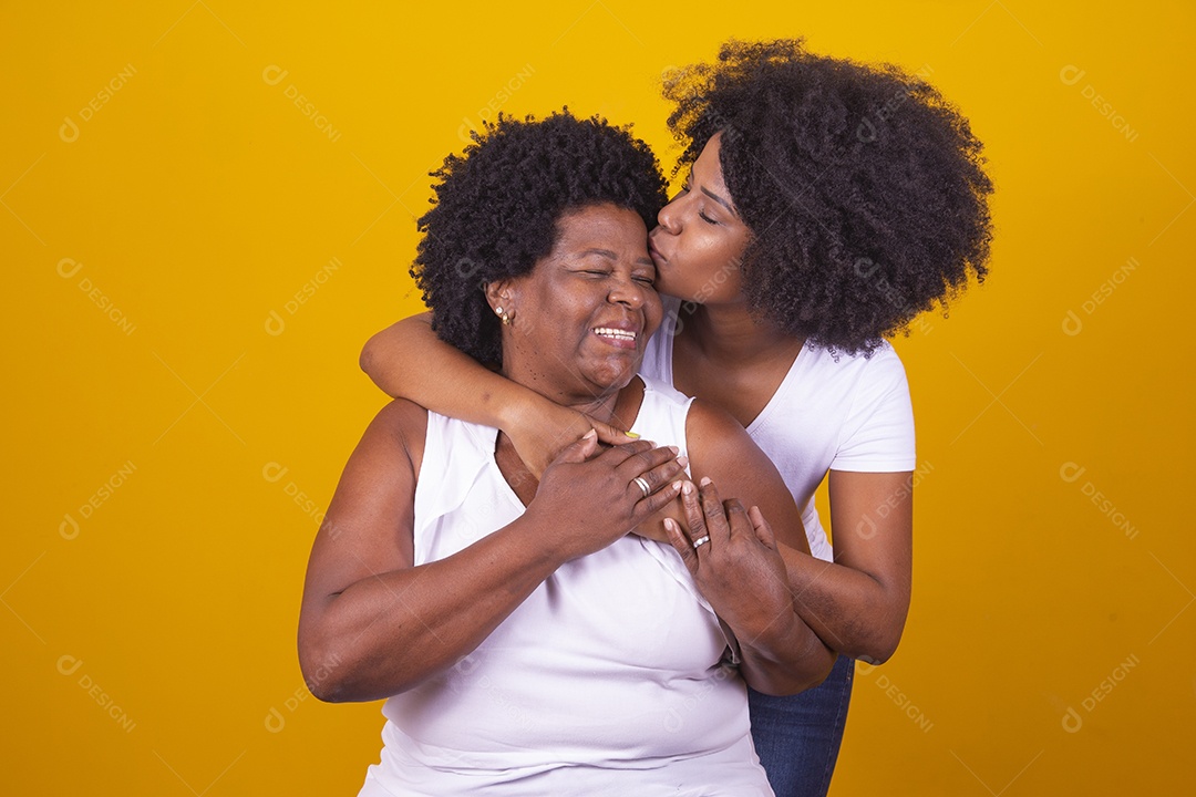 Lindas mulheres jovens sobre fundo isolado