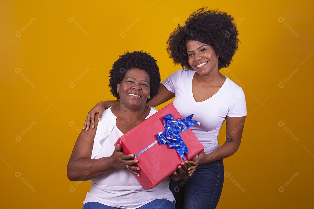 Lindas mulheres jovens sobre fundo isolado