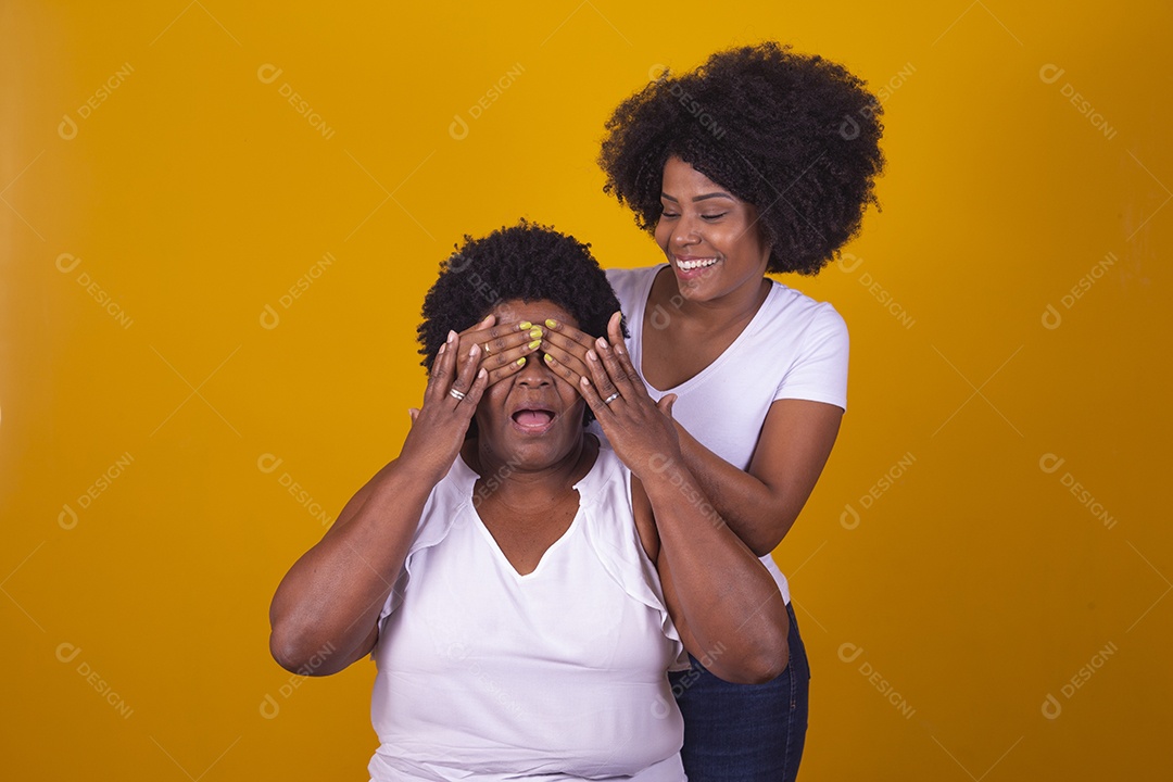 Lindas mulheres jovens sobre fundo isolado