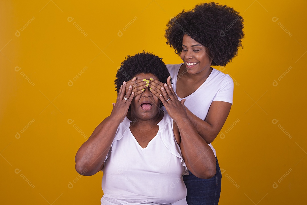 Lindas mulheres jovens sobre fundo isolado