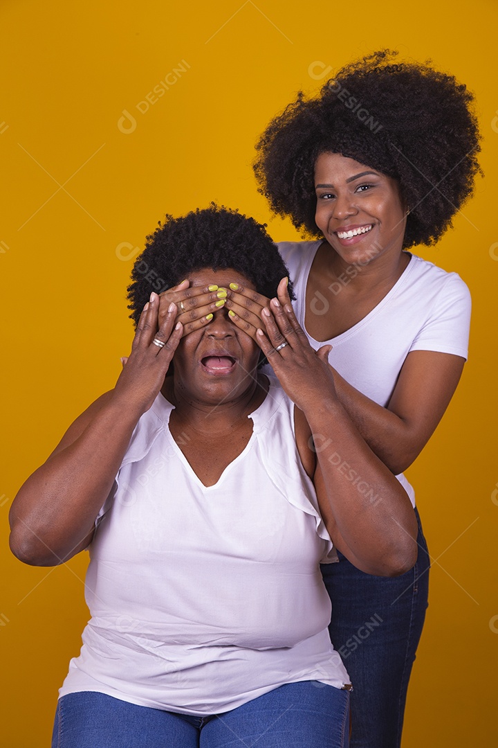 Lindas mulheres jovens sobre fundo isolado