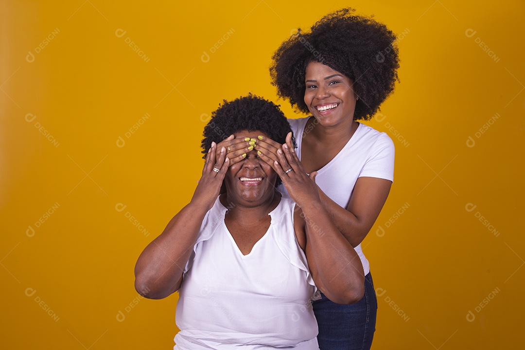 Lindas mulheres jovens sobre fundo isolado