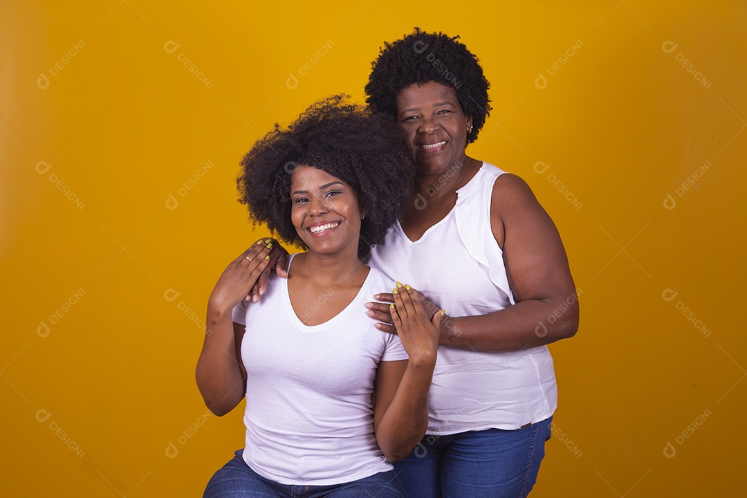 Lindas mulheres jovens sobre fundo isolado