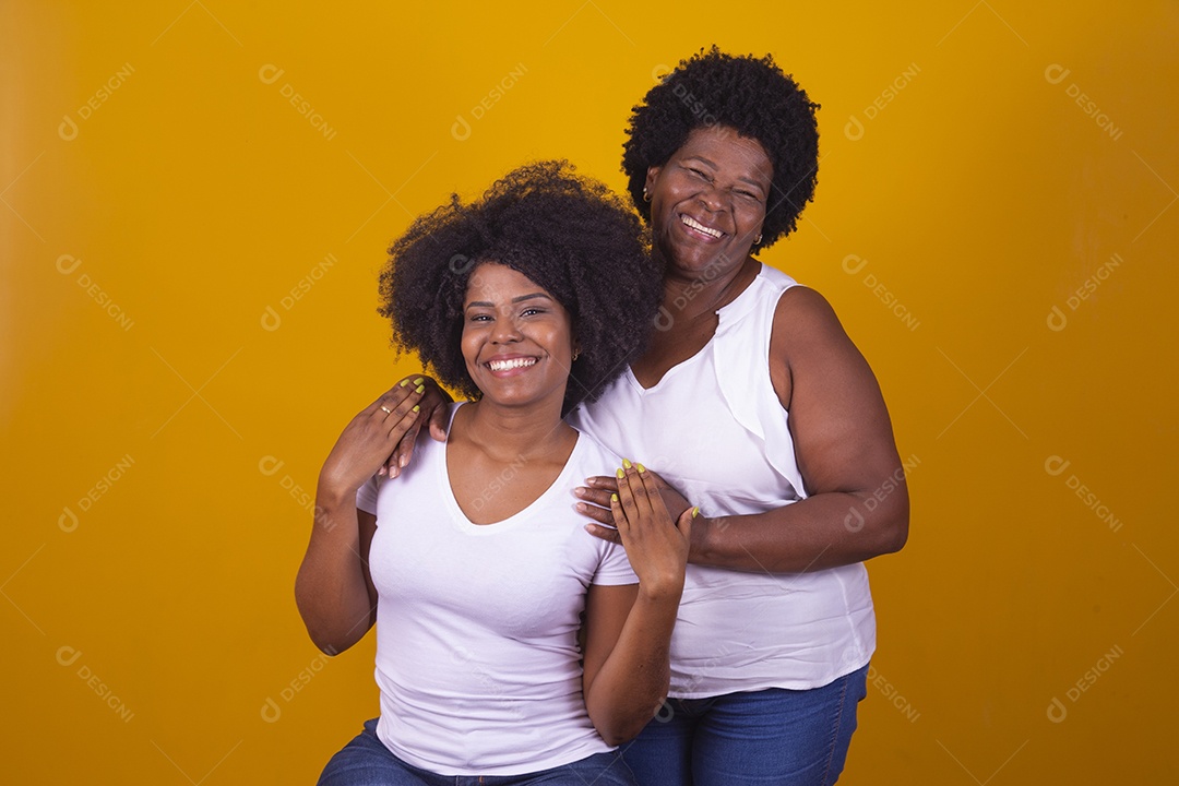 Lindas mulheres jovens sobre fundo isolado