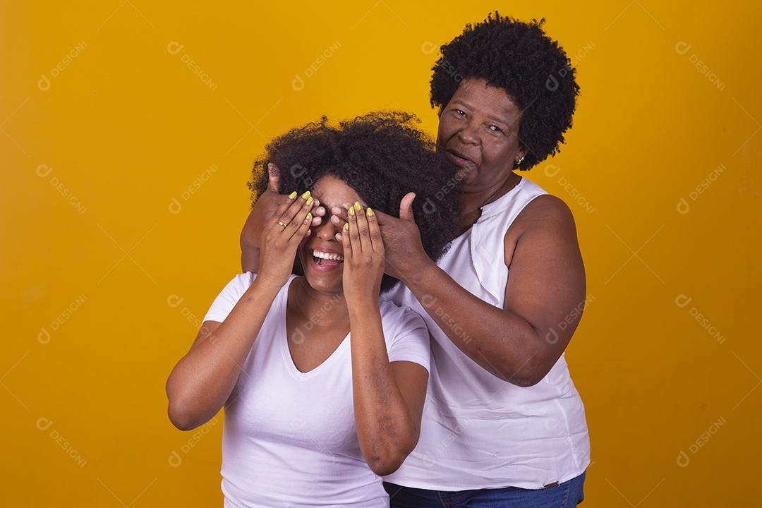 Lindas mulheres jovens sobre fundo isolado