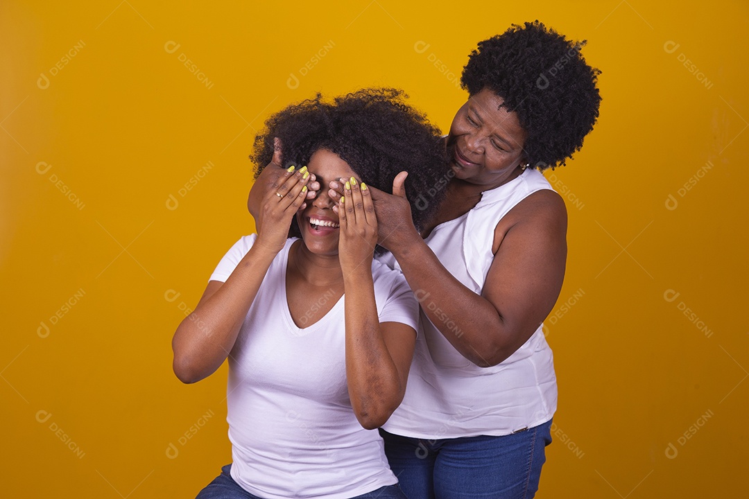 Lindas mulheres jovens sobre fundo isolado