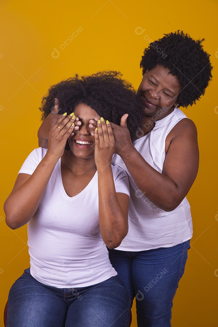 Lindas mulheres jovens sobre fundo isolado