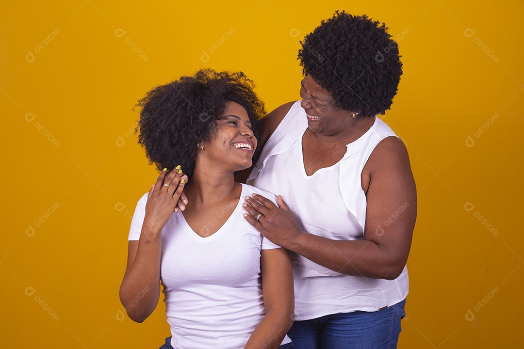 Lindas mulheres jovens sobre fundo isolado