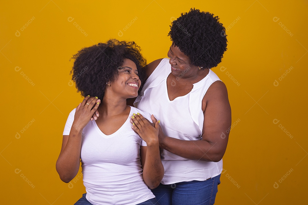 Lindas mulheres jovens sobre fundo isolado