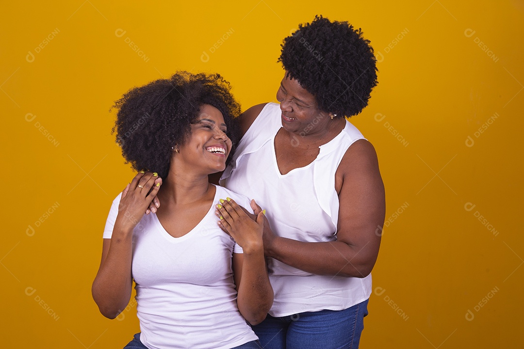 Lindas mulheres jovens sobre fundo isolado