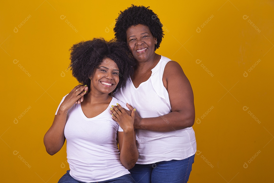 Lindas mulheres jovens sobre fundo isolado