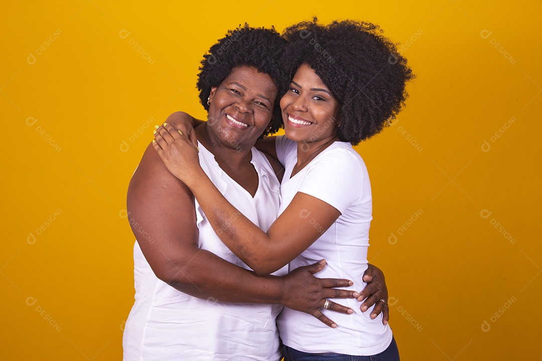 Lindas mulheres jovens sobre fundo isolado