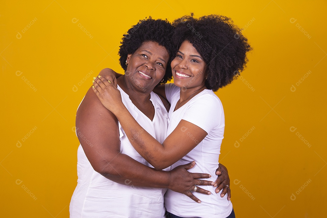 Lindas mulheres jovens sobre fundo isolado