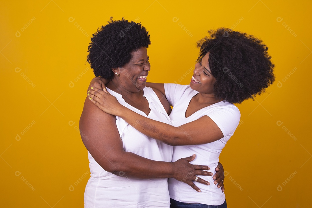 Lindas mulheres jovens sobre fundo isolado