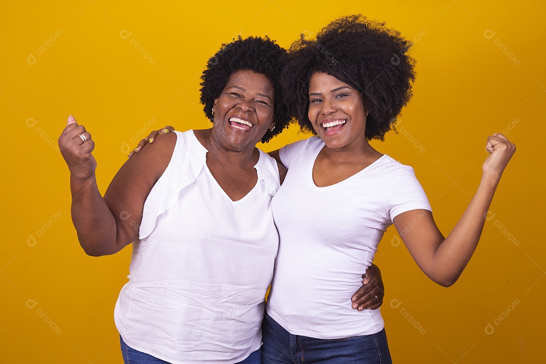 Lindas mulheres jovens sobre fundo isolado