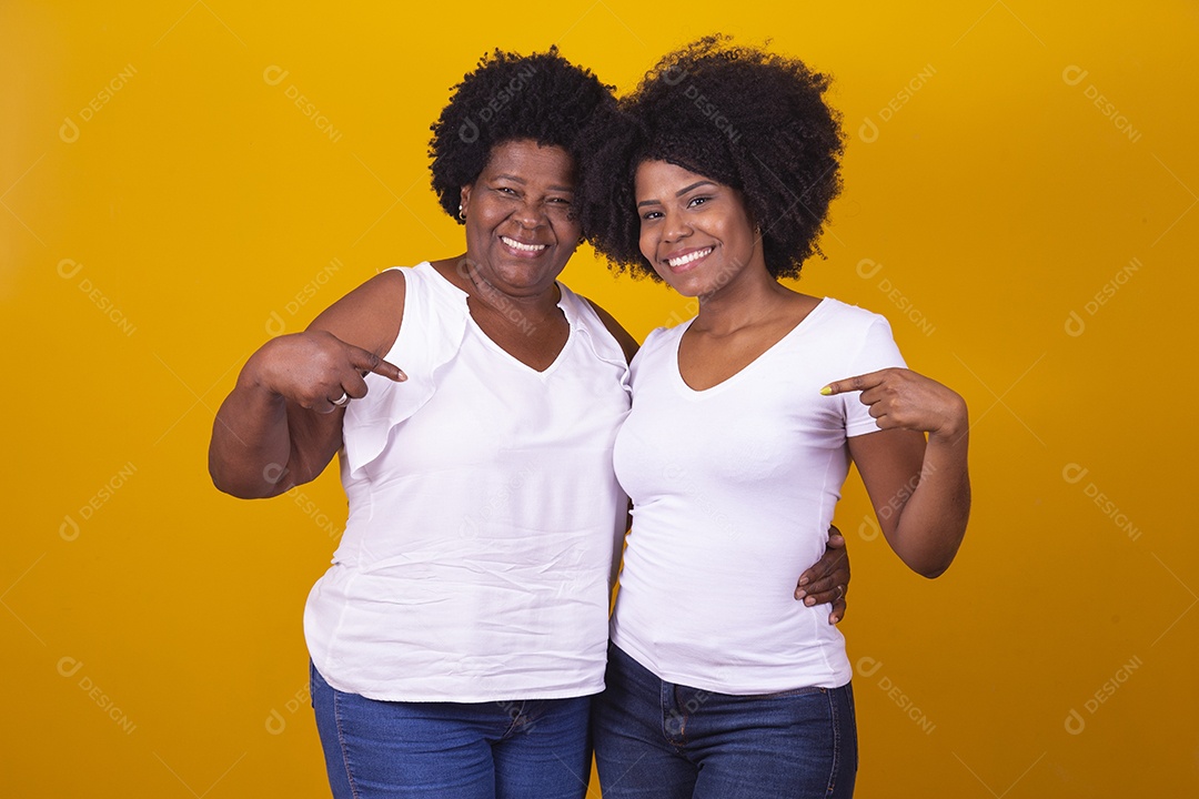 Lindas mulheres jovens sobre fundo isolado