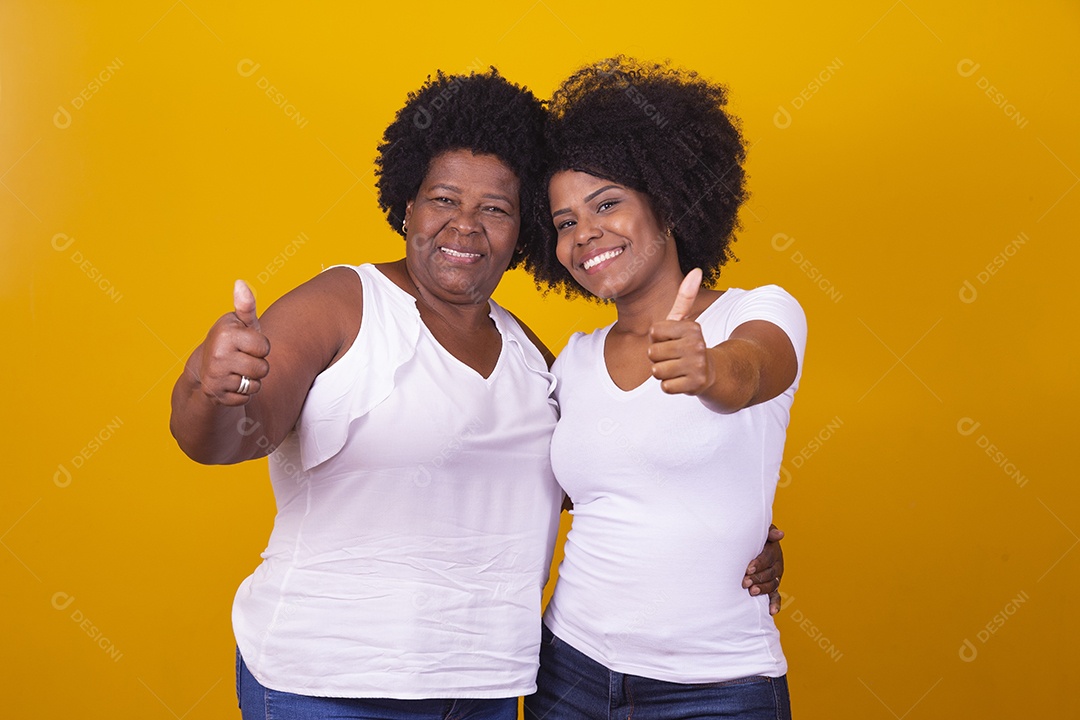 Lindas mulheres jovens sobre fundo isolado