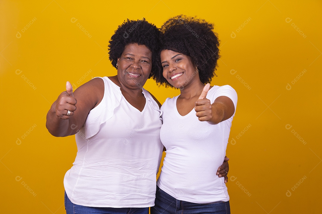 Lindas mulheres jovens sobre fundo isolado