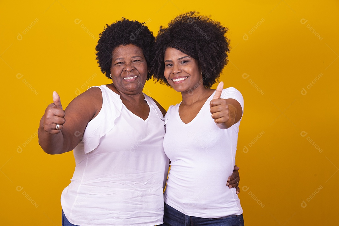 Lindas mulheres jovens sobre fundo isolado