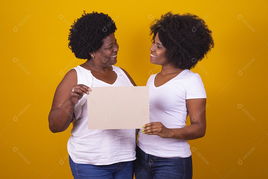 Lindas mulheres jovens sobre fundo isolado