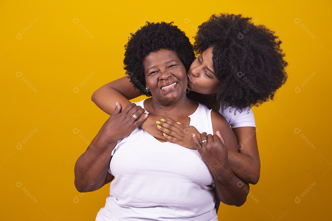 Lindas mulheres jovens sobre fundo isolado