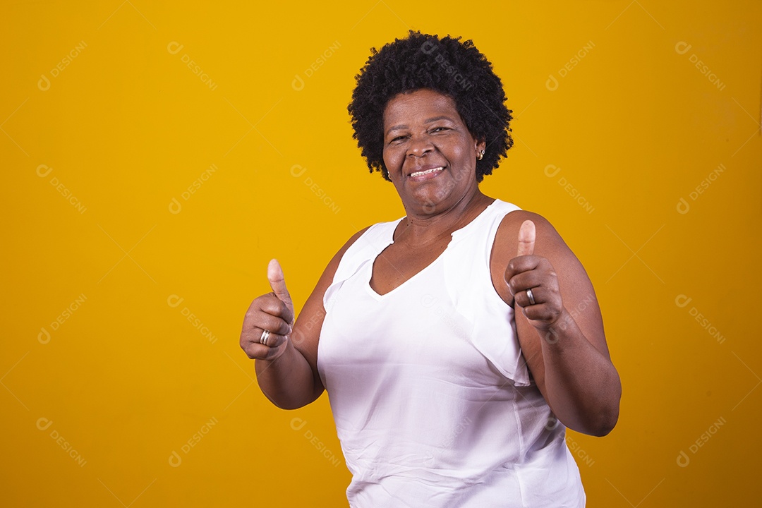 Mulher jovem negra sobre fundo isolado