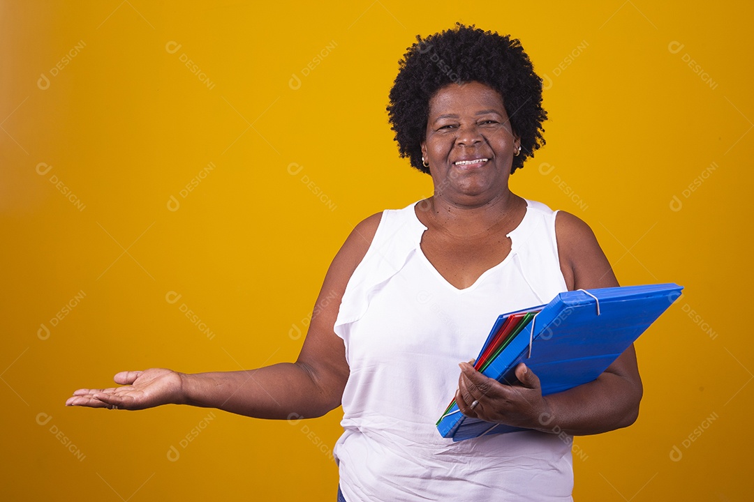 Mulher jovem negra segurando pastas azul