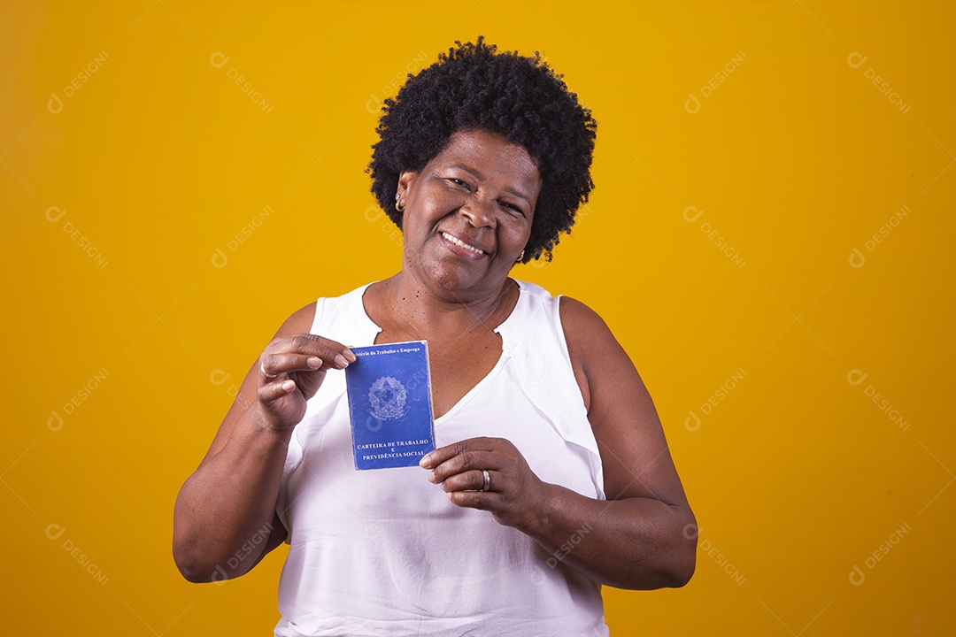 Mulher jovem negra segurando carteira de trabalho