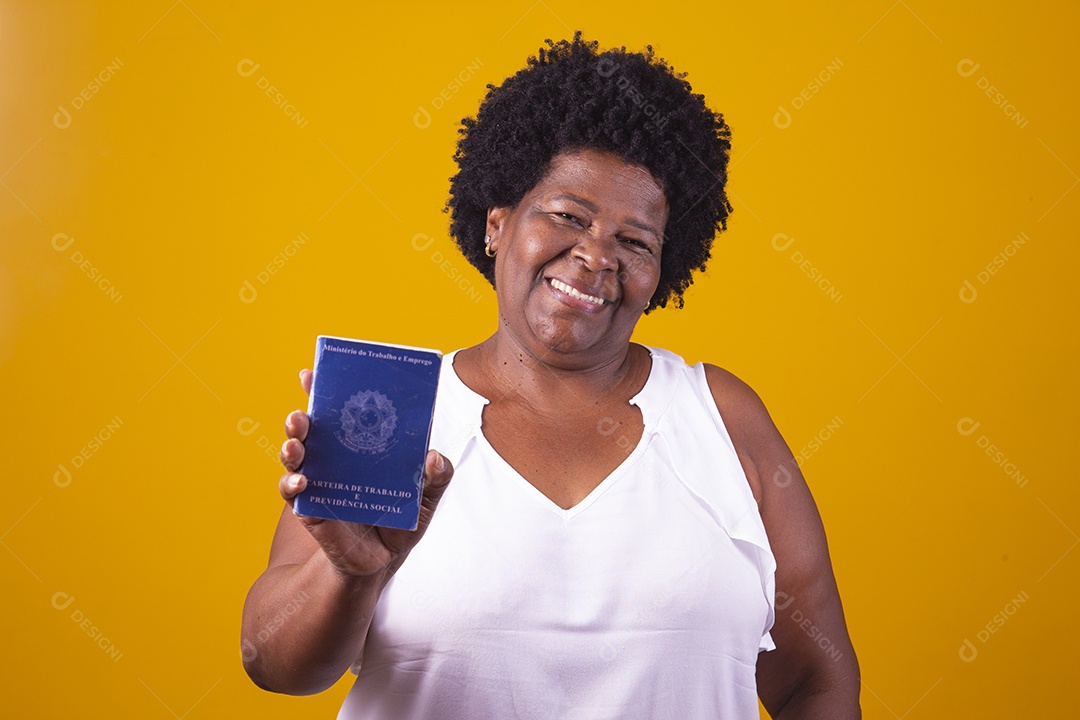 Mulher jovem negra segurando carteira de trabalho