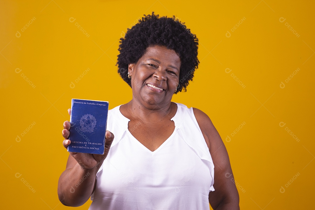 Mulher jovem segurando carteira de trabalho sobre fundo isolado