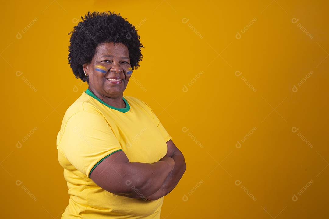 Linda mulher usando camiseta do brasil sobre fundo isolado