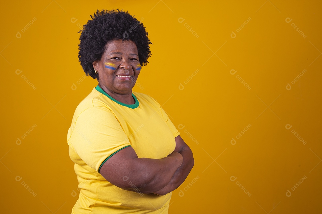 Linda mulher usando camiseta do brasil sobre fundo isolado