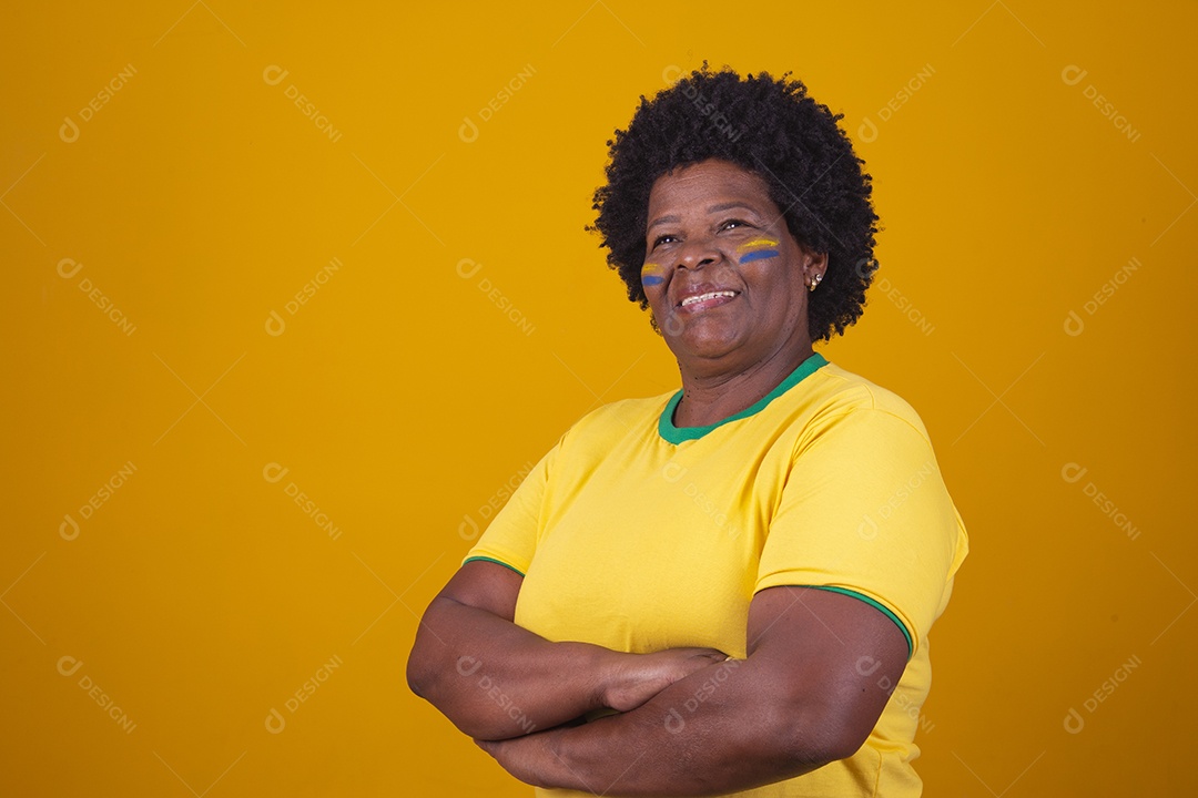 Linda mulher usando camiseta do brasil sobre fundo isolado