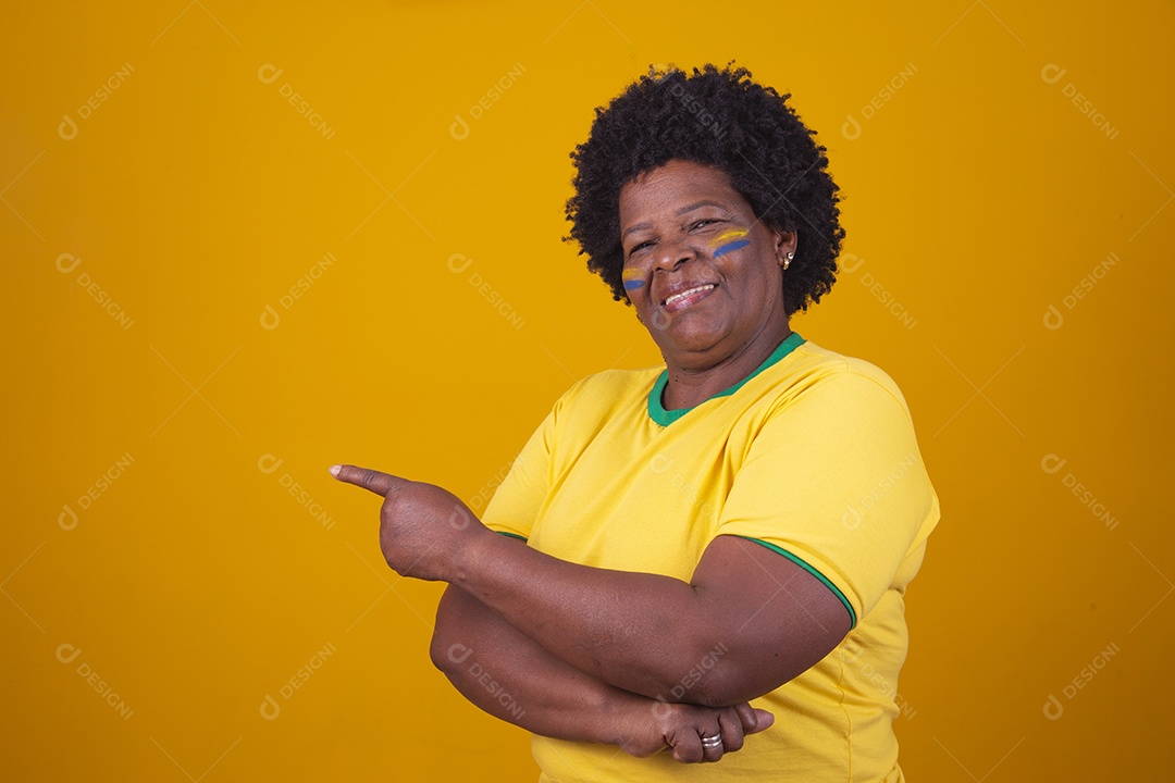 Linda mulher usando camiseta do brasil sobre fundo isolado