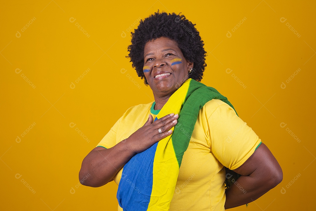 Linda mulher segurando bandeira do brasil sobre fundo isolado