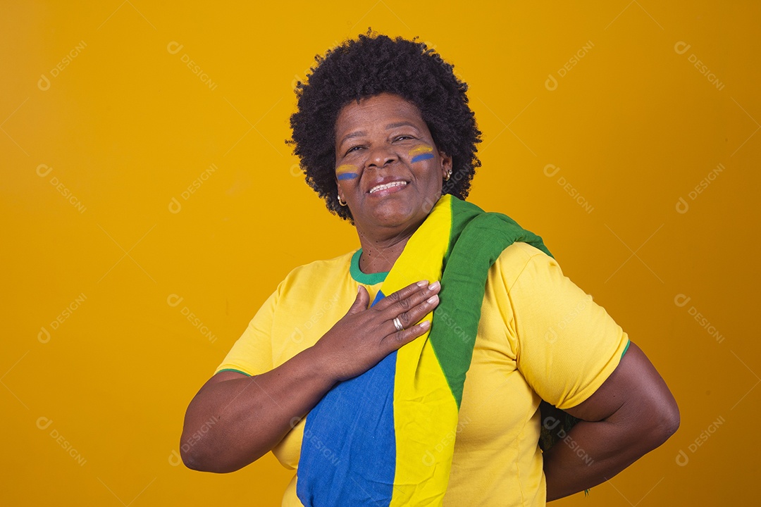 Linda mulher segurando bandeira do brasil sobre fundo isolado
