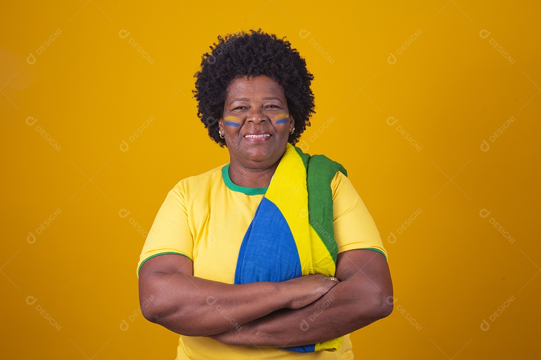 Linda mulher segurando bandeira do brasil sobre fundo isolado