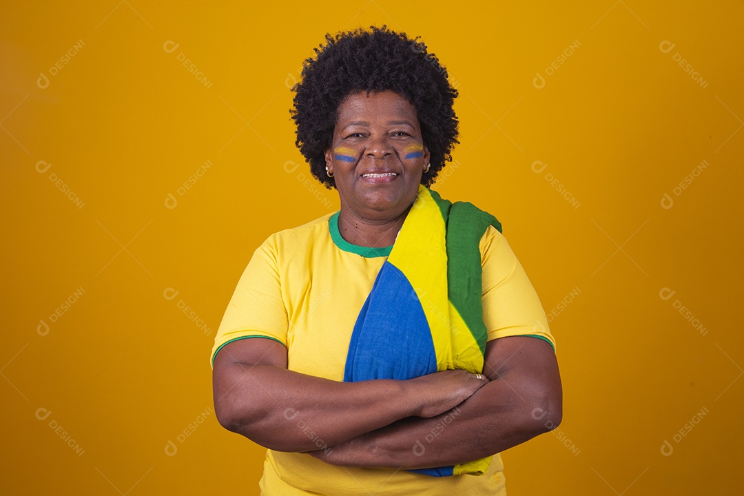 Linda mulher segurando bandeira do brasil sobre fundo isolado