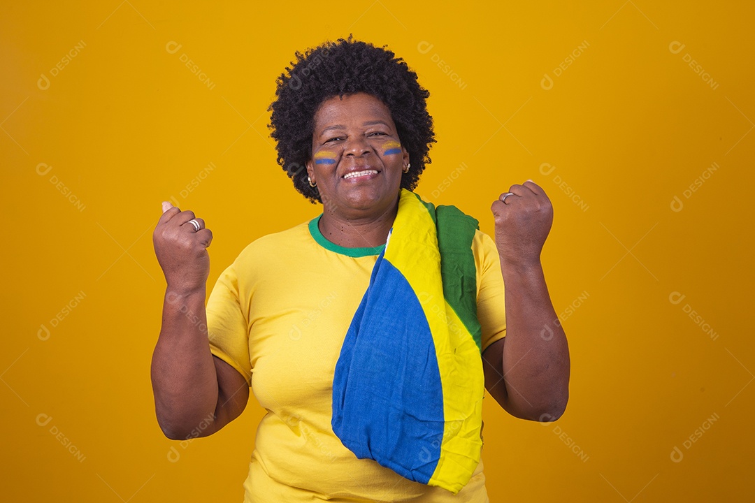 Linda mulher segurando bandeira do brasil sobre fundo isolado